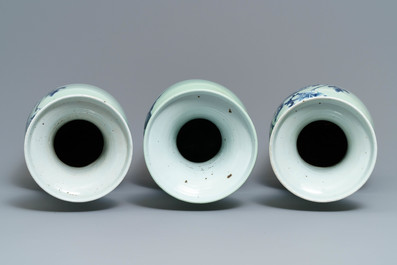 Trois vases en porcelaine de Chine bleu et blanc sur fond c&eacute;ladon, 19&egrave;me