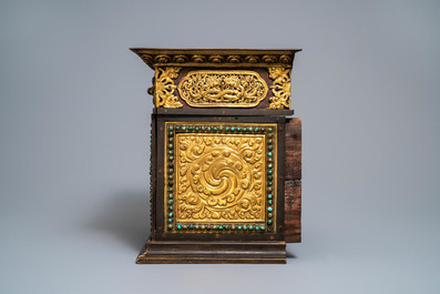 Un table d'autel pliant de type 'tepchog' en bronze dor&eacute; et cuivre repouss&eacute;, Tibet, 19&egrave;me