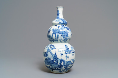 Un vase de forme triple gourde en porcelaine de Chine bleu et blanc, 19&egrave;me