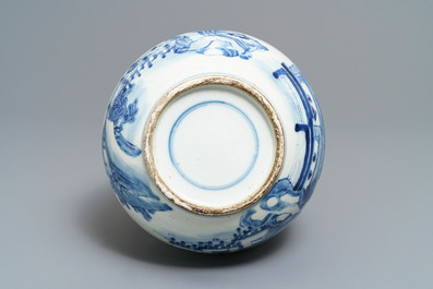 Un vase de forme triple gourde en porcelaine de Chine bleu et blanc, 19&egrave;me