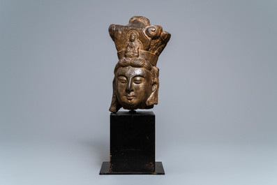 Une t&ecirc;te d'une Bodhisattva en pierre sculpt&eacute;e, Chine, prob. Ming