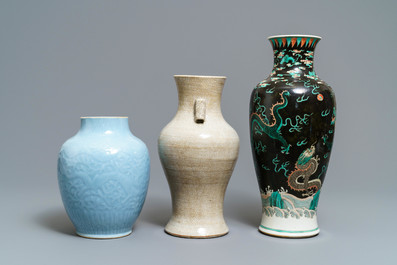Trois vases en porcelaine de Chine monochrome et famille noire, 19&egrave;me