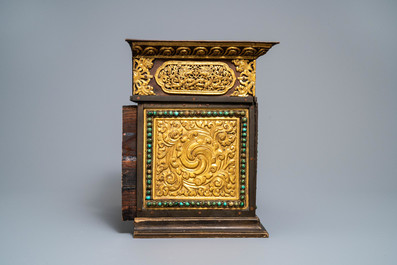 Un table d'autel pliant de type 'tepchog' en bronze dor&eacute; et cuivre repouss&eacute;, Tibet, 19&egrave;me