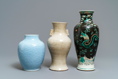 Trois vases en porcelaine de Chine monochrome et famille noire, 19&egrave;me