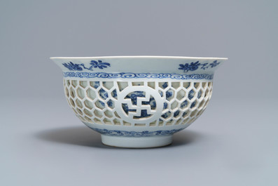 Un bol ajour&eacute; &agrave; double parois en porcelaine de Chine bleu et blanc, Kangxi
