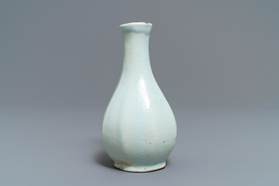 Un vase bouteille de forme octagonale en fa&iuml;ence blanche de Delft, Pays-Bas ou France, 18&egrave;me