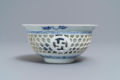 Un bol ajour&eacute; &agrave; double parois en porcelaine de Chine bleu et blanc, Kangxi