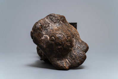 Een Chinees stenen hoofd van een Bodhisattva, wellicht Ming