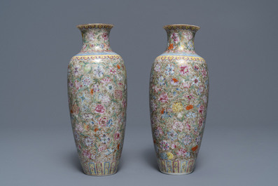 Une paire de vases en porcelaine de Chine famille rose coquille d'oeuf, marque de Qianlong, R&eacute;publique, 20&egrave;me