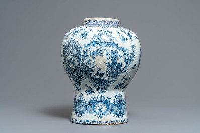 A large Dutch Delft blue and white vase with the arms of the Duchy of Brabant, 1st half 18th C.