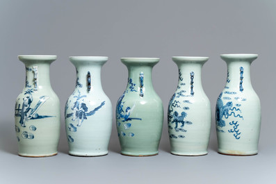 Cinq vases en porcelaine de Chine bleu et blanc sur fond c&eacute;ladon, 19&egrave;me