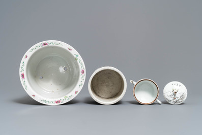 Quatre pi&egrave;ces en porcelaine de Chine famille rose et grisaille, 19/20&egrave;me