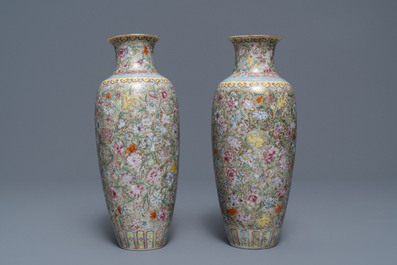Une paire de vases en porcelaine de Chine famille rose coquille d'oeuf, marque de Qianlong, R&eacute;publique, 20&egrave;me