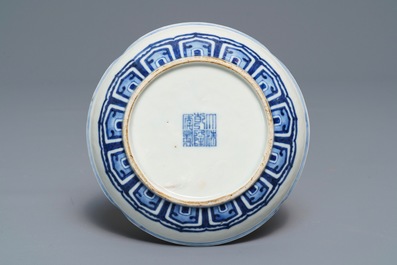 Een Chinese blauw-witte kruidenschotel, Qianlong merk, 18/19e eeuw