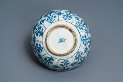 Deux bols persans en c&eacute;ramique safavide bleu et blanc, 17/18&egrave;me