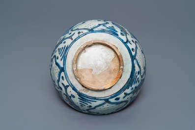 Deux bols persans en c&eacute;ramique safavide bleu et blanc, 17/18&egrave;me