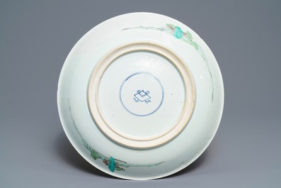 Un plat en porcelaine de Chine famille verte &agrave; d&eacute;cor d'une c&eacute;r&eacute;monie de th&eacute;, Kangxi