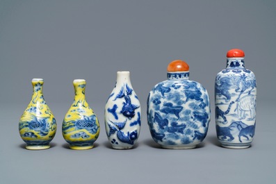 Five Chinese blue, white and yellow-ground porcelain snuff bottles, 19/20th C.