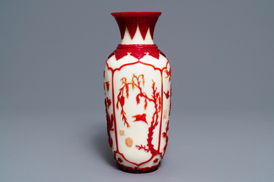 Un vase en verre de P&eacute;kin &agrave; d&eacute;cor 'overlay' en rouge sur fond 'blanc de lait', marque Daoguang, 19/20&egrave;me