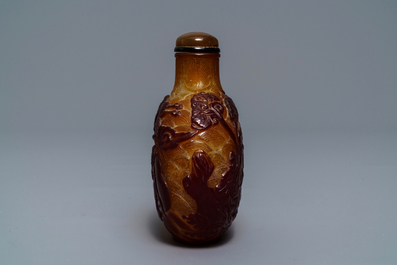 A Chinese table snuff flask with overlay glass design, 19th C.