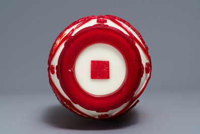 Un vase en verre de P&eacute;kin &agrave; d&eacute;cor 'overlay' en rouge sur fond 'blanc de lait', marque Daoguang, 19/20&egrave;me