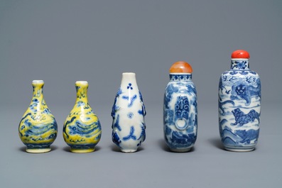 Vijf Chinese blauw-witte en gele porseleinen snuifflessen, 19/20e eeuw