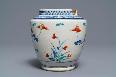 Een polychrome Japanse Kakiemon vaas met floraal decor, Edo, 17e eeuw