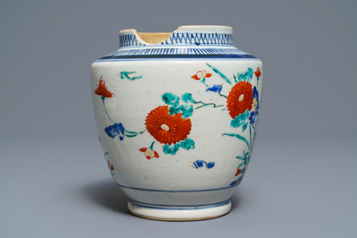 Een polychrome Japanse Kakiemon vaas met floraal decor, Edo, 17e eeuw