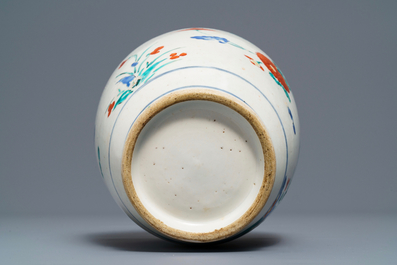 Een polychrome Japanse Kakiemon vaas met floraal decor, Edo, 17e eeuw