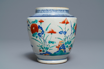 Un vase en porcelaine Kakiemon &agrave; d&eacute;cor floral polychrome, Edo, Japon, 17&egrave;me