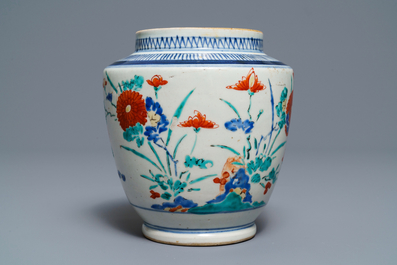 Een polychrome Japanse Kakiemon vaas met floraal decor, Edo, 17e eeuw