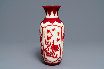 Un vase en verre de P&eacute;kin &agrave; d&eacute;cor 'overlay' en rouge sur fond 'blanc de lait', marque Daoguang, 19/20&egrave;me