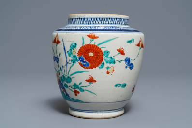 Een polychrome Japanse Kakiemon vaas met floraal decor, Edo, 17e eeuw