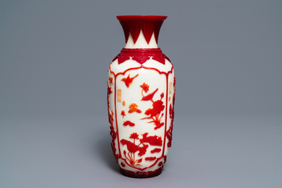 Un vase en verre de P&eacute;kin &agrave; d&eacute;cor 'overlay' en rouge sur fond 'blanc de lait', marque Daoguang, 19/20&egrave;me