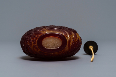 A Chinese table snuff flask with overlay glass design, 19th C.