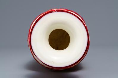 Un vase en verre de P&eacute;kin &agrave; d&eacute;cor 'overlay' en rouge sur fond 'blanc de lait', marque Daoguang, 19/20&egrave;me
