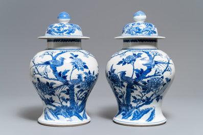 Twee paar Chinese blauw-witte dekselvazen, Kangxi en Chenghua merken, 19e eeuw
