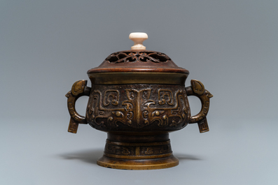 Een Chinese bronzen wierookbrander met houten deksel, Xuande merk, 19e eeuw