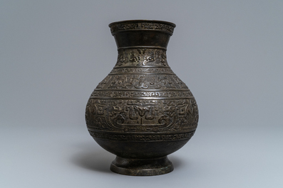 Un vase archa&iuml;que de type 'hu' en bronze, Chine, Ming
