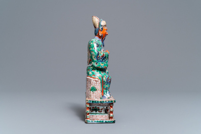 Une figure de Guan Yu en porcelaine de Chine wucai, Ming