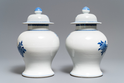 Deux paires de vases couverts en porcelaine de Chine bleu et blanc, marques de Kangxi et Chenghua, 19&egrave;me