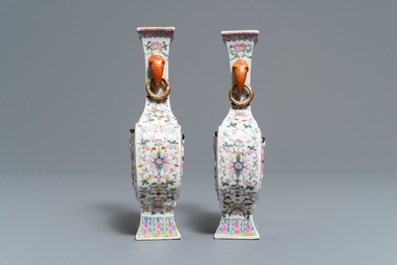 Une paire de vases en porcelaine de Chine famille rose &agrave; d&eacute;cor en relief de Liu Hai, marque de Qianlong, 19&egrave;me