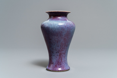 Un vase en porcelaine de Chine flamb&eacute;, 18/19&egrave;me