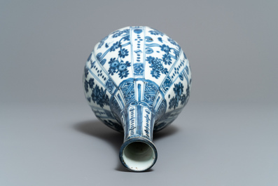 Een Chinese blauw-witte flesvormige vaas met bloemen, Wanli