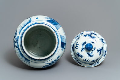 Un vase couvert en porcelaine de Chine en bleu et blanc, Kangxi