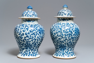 Deux paires de vases couverts en porcelaine de Chine bleu et blanc, marques de Kangxi et Chenghua, 19&egrave;me