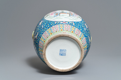 Un grand vase de forme 'hu' en porcelaine de Chine famille rose, marque de Qianlong, R&eacute;publique, 20&egrave;me