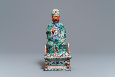 Een Chinese wucai figuur van Guan Yu, Ming