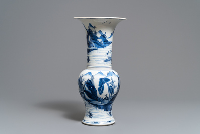 Un vase de forme yenyen en porcelaine de Chine en bleu et blanc, Kangxi