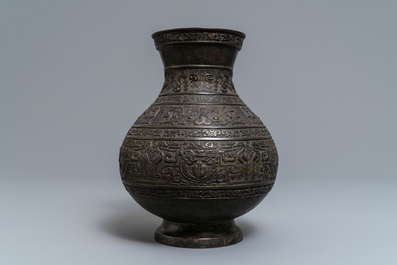 Un vase archa&iuml;que de type 'hu' en bronze, Chine, Ming